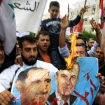 Una de las manifestaciones que están sacudiendo los países árabes. Ésta, de detractores del dictador sirio, Bashar al Asad.