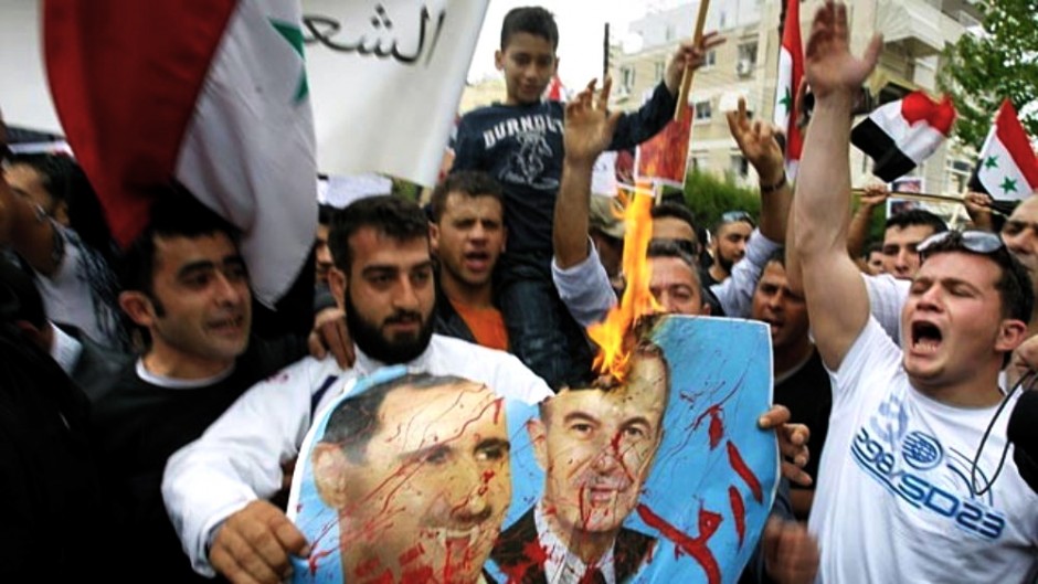 Una de las manifestaciones que están sacudiendo los países árabes. Ésta, de detractores del dictador sirio, Bashar al Asad.