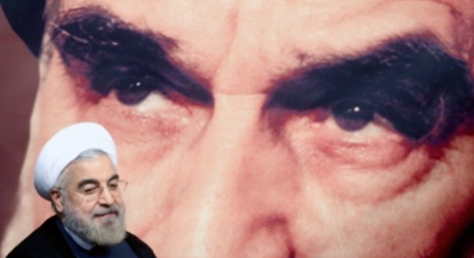 Hasán Ruhaní, ante un retrato de Jomeini.