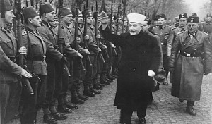 El gran muftí de Jerusalén Haj Amín el Huseini, pasando revista a voluntarios musulmanes de las SS.
