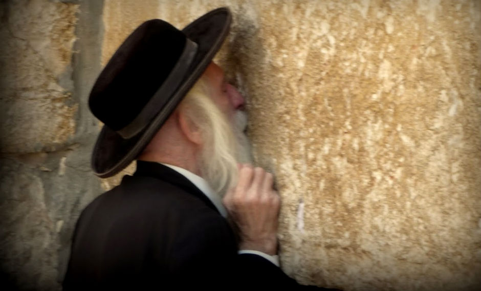 Un judío reza en el Muro de los Lamentos. (Foto: Mario Noya).
