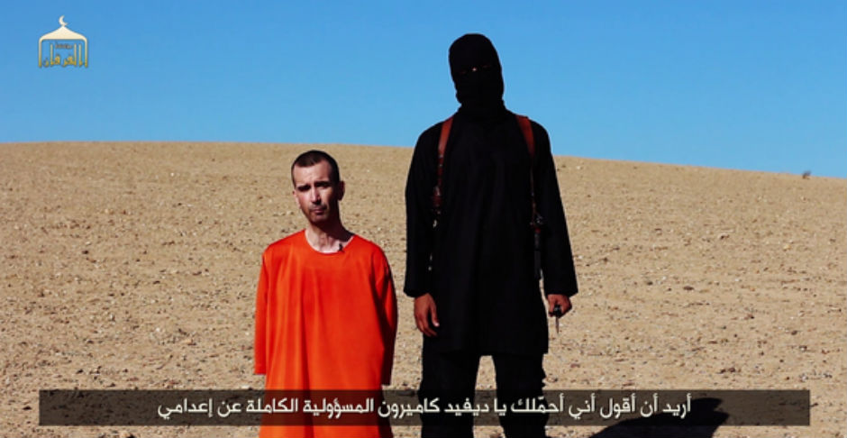 Fotograma del vídeo de la decapitación de David Heines a manos del Estado Islámico.