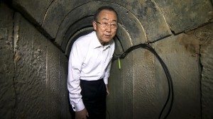 Ban Ki Moon, en uno de los túneles excavados por Hamás en Gaza y que penetran en Israel.