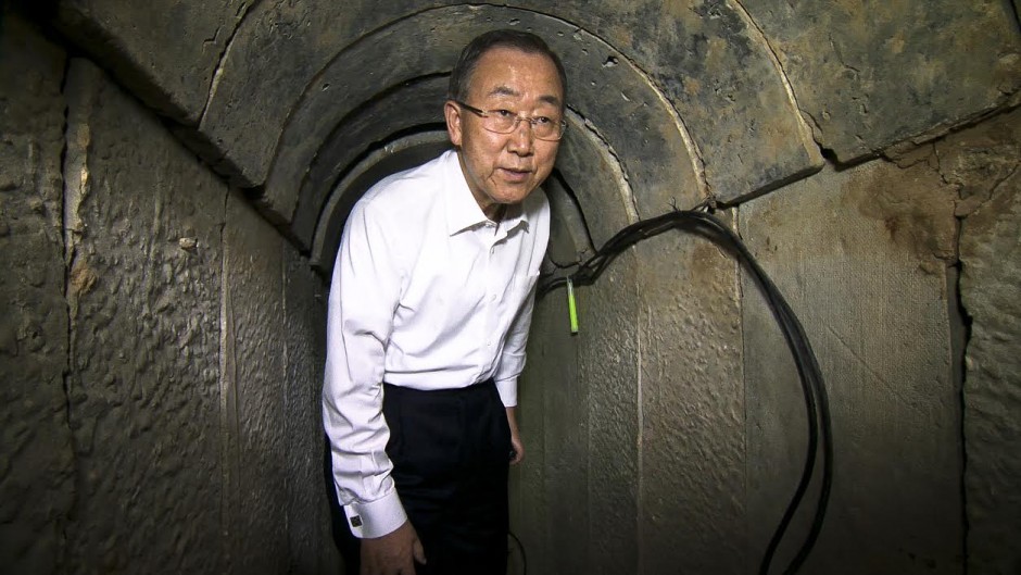 Ban Ki Moon, en uno de los túneles excavados por Hamás en Gaza y que penetran en Israel.