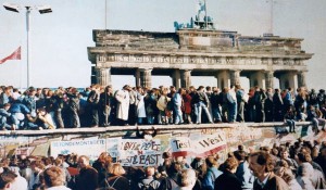 Berlineses sobre el Muro