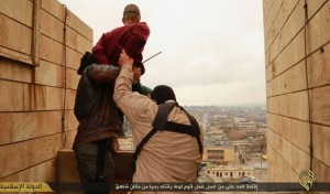 Terroristas del Estado Islámico despeñando a un joven acusado de ser gay.