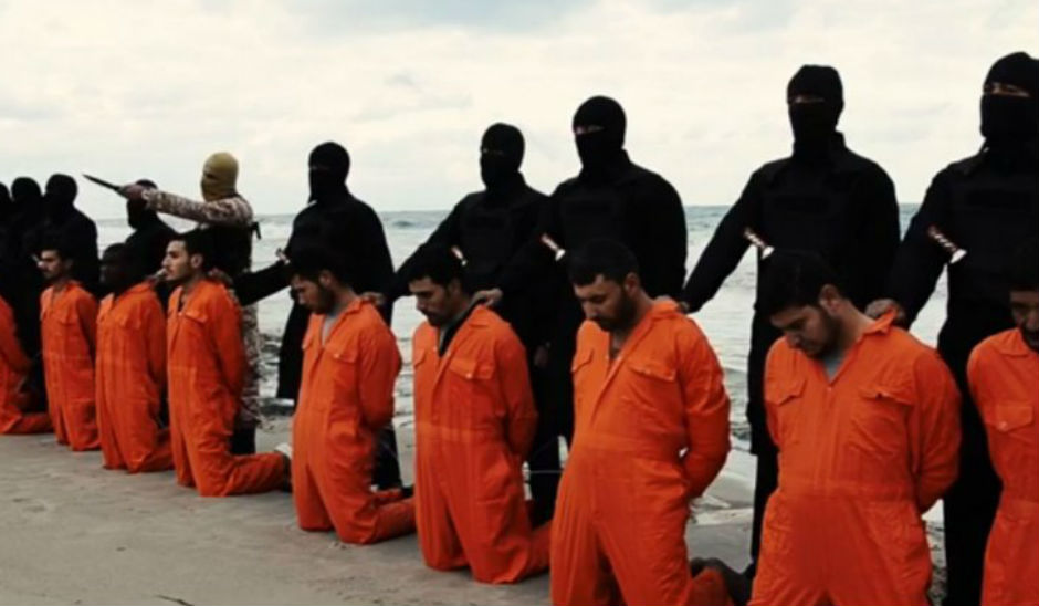 Terroristas del Estado Islámico, a punto de asesinar a coptos egipcios en Libia.