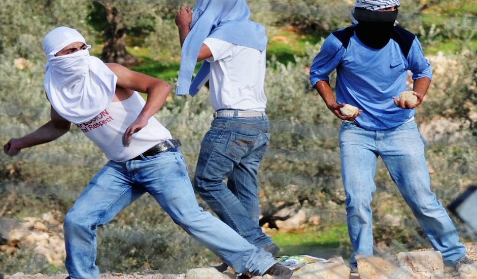 Palestinos lanzando piedras