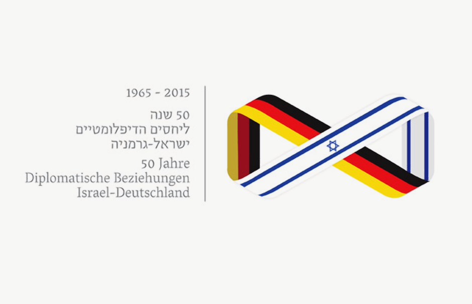 Banner conmemorativo del 50º aniversario de las relaciones Alemania-Israel.