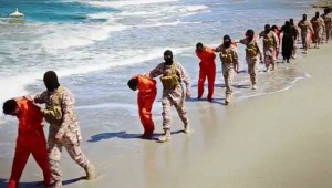 Terroristas del Estado Islámico se disponen a asesinar a prisioneros etíopes de fe cristiana.