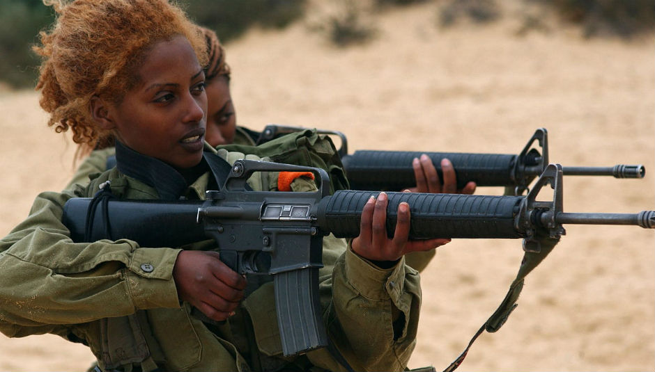 Mujeres soldado israelíes haciendo prácticas de tiro.