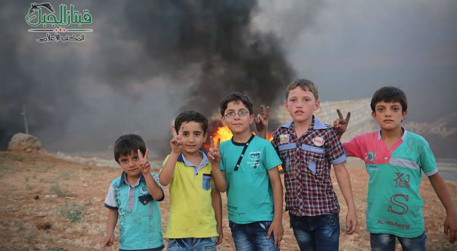 Niños de Alepo hacen el signo de la victoria ante una 'zona de exclusión aérea' artesanal.