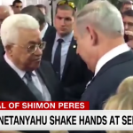 Apretón de manos entre Abás y Netanyahu en el funeral de Peres