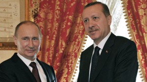El primer ministro turco, Recep Tayyip Erdogan, a la derecha, y el presidente ruso, Vladimir Putin, se dan la mano en su reunión en Estambul, Turquía.