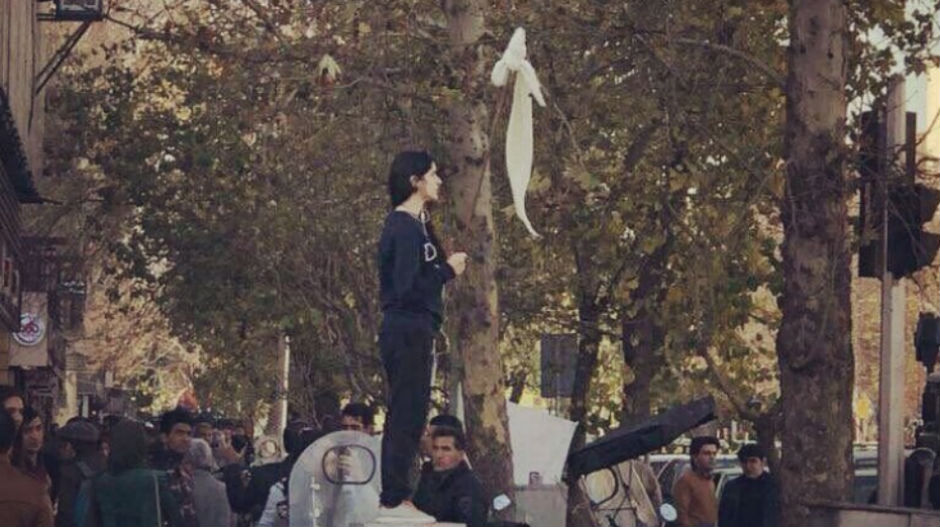 mujer-velo-blanco-iran-2018