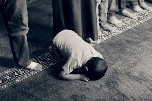 Islam niño rezando muslmán 940x626