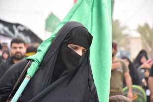 Mujer velo bandera arabia saudí 940x626