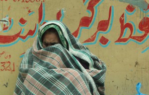 Mujer se cubre con una manta, procedente de Lahore (Pakistán).