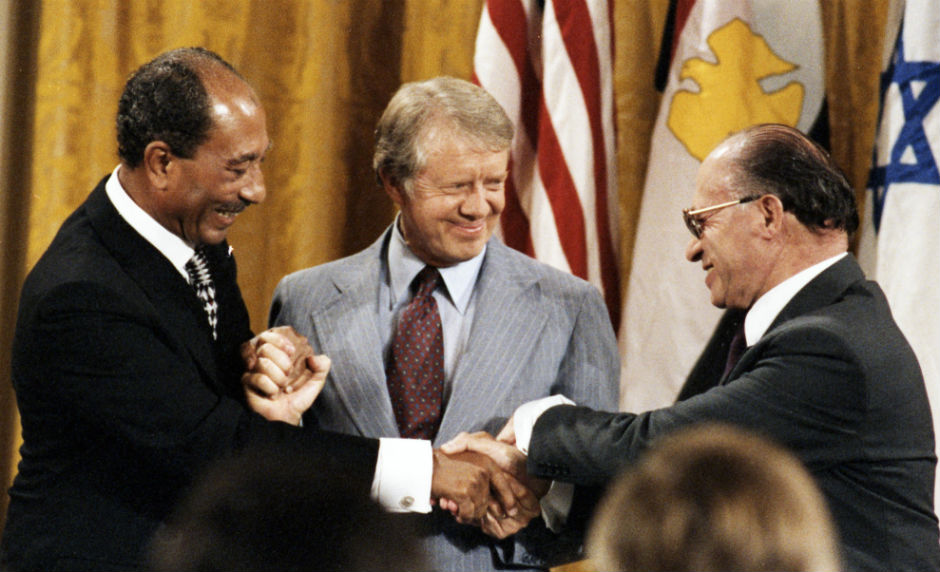 Resultado de imagen para Fotos En Camp David (Estados Unidos), Anuar el Sadat y Menajem Beguin firman los acuerdos de paz para Oriente Medio.