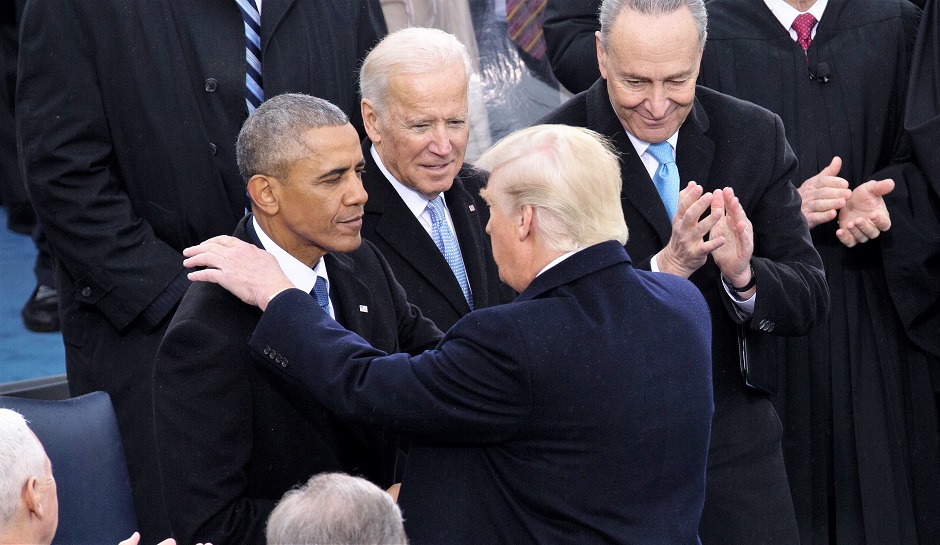 El nuevo presidente norteamericano Donald Trump estrecha la mano de su predecesor, en presencia de varios mandatarios, en la ceremonia inaugural de su mandato, el 20 de enero de 2017.